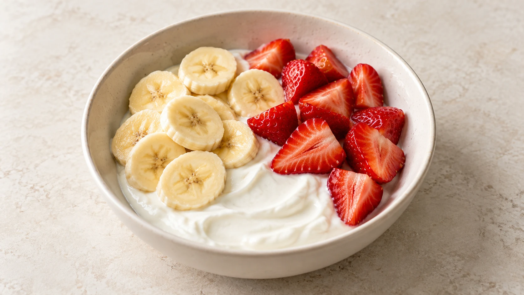 Bowl de iogurte grego com banana e morangos