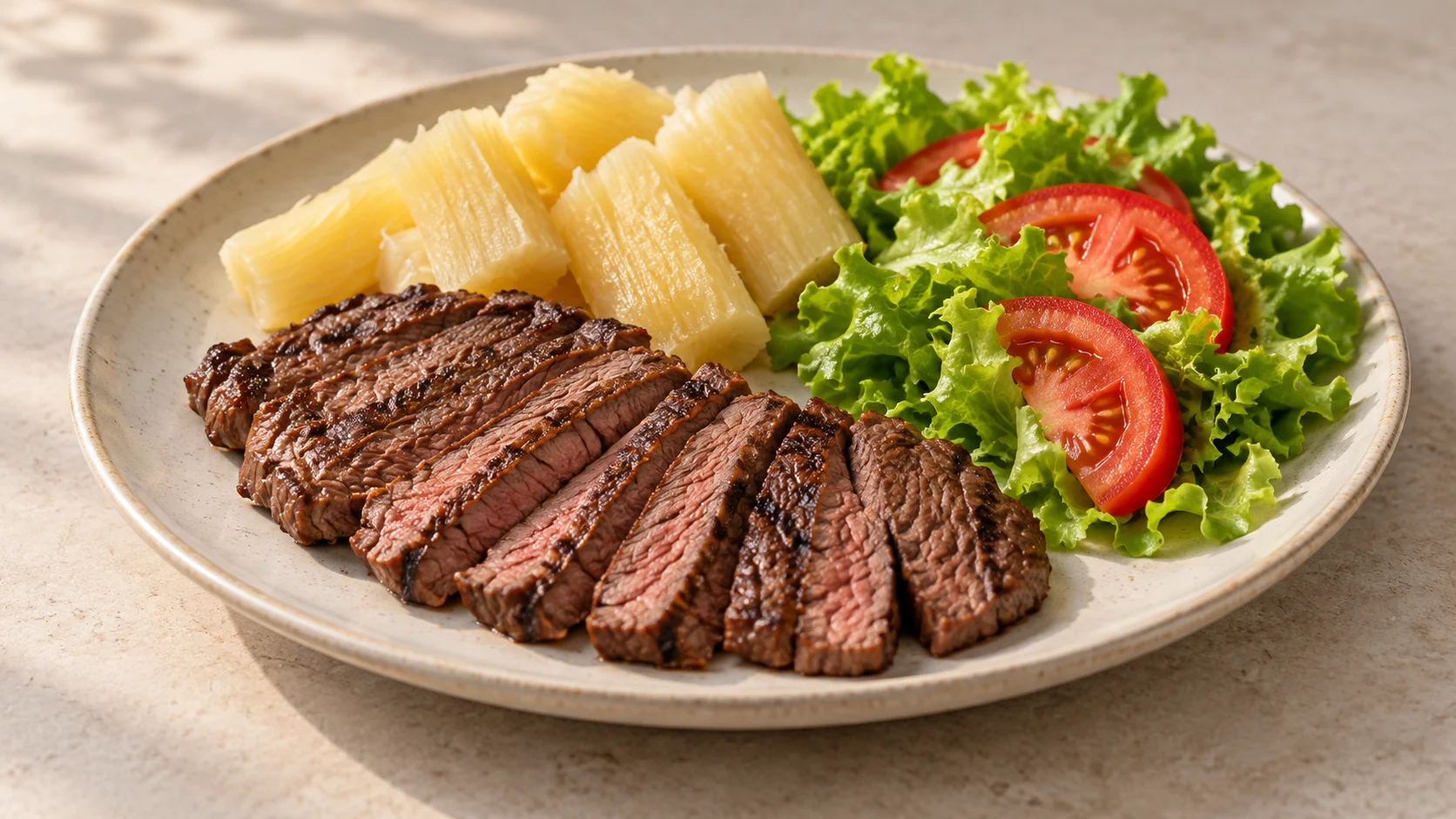 Patinho com mandioca e salada